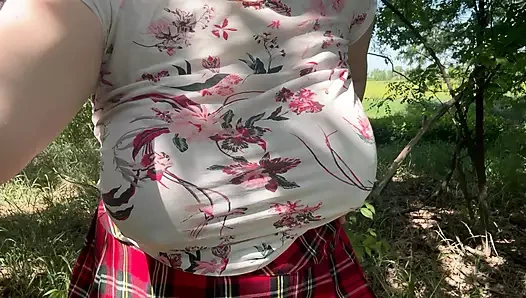 Azgın evli kadın açık havada bir yabancının amını sikmesini bekliyor - milky mari