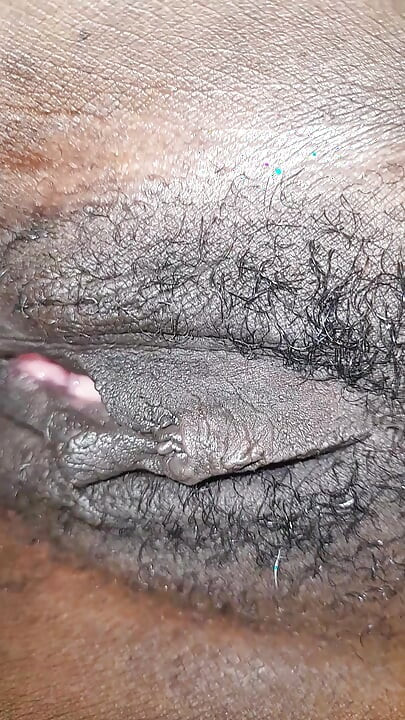 Domuzun karnında sperm, sikimi sokmaktan bıktıktan sonra onu ayaklarıyla siktim