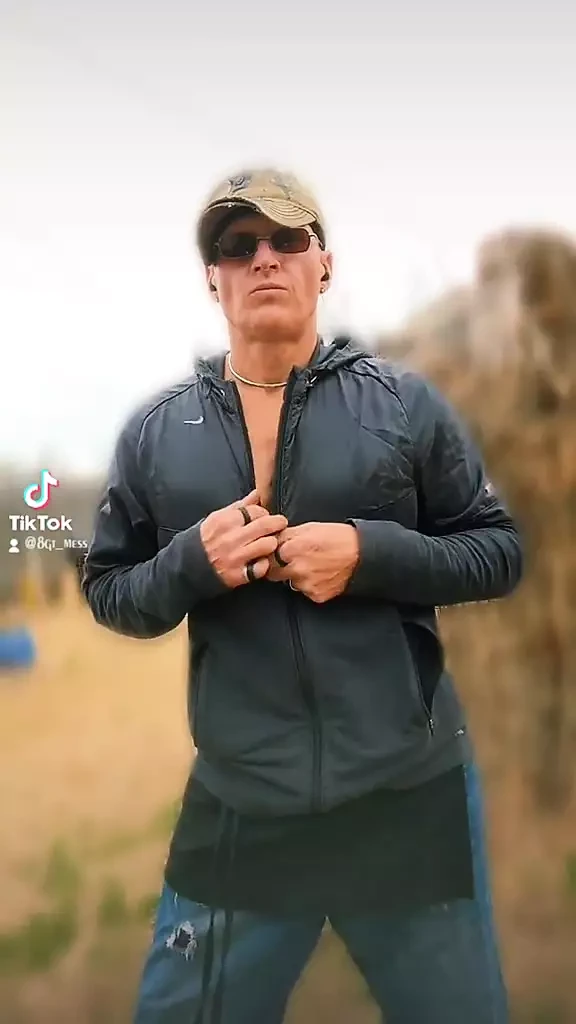 Sadece bir adam soyunuyor