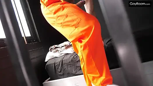Kilitli twink hapishane sürtüğü olmak istiyor
