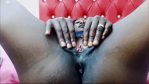 Büyük kedi dudakları ile ince Afrikalı adım anne oynamak istiyor