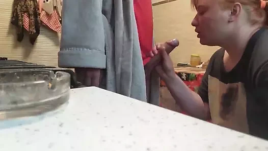 Sigara içmeye gittim ve ağzına boşalarak süper bir sakso çekti