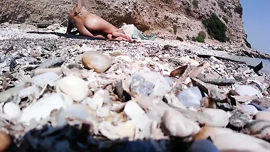 Çıplak plaj ateşli kız mastürbasyon yapıyor ve yabancıdan boşalıyor