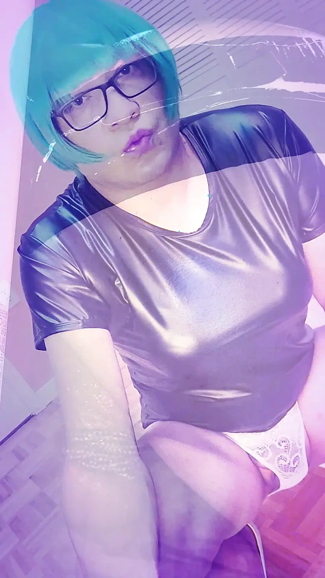 Kadın kılıklı sürtük transeksüel kandi çift dildo anal göt oyunu yapıyor