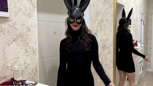 Üvey kız partiden geldi ve yüzüne boşalmayla çok sert sikildi