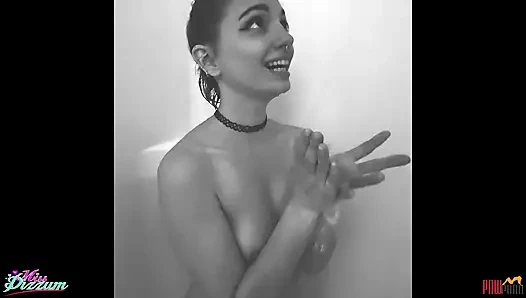 Ormanda fotoğraf çekimi dölleniyor ve üstüne işiyor