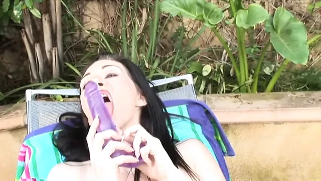 Dik bebek sikikleri ona dev kedi ile bir büyük mor yapay penis