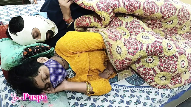 Hintli Kadın Saasu Maa yaramaz dammad ile sikiliyor, sasu maa sert sikiş için davet ediliyor