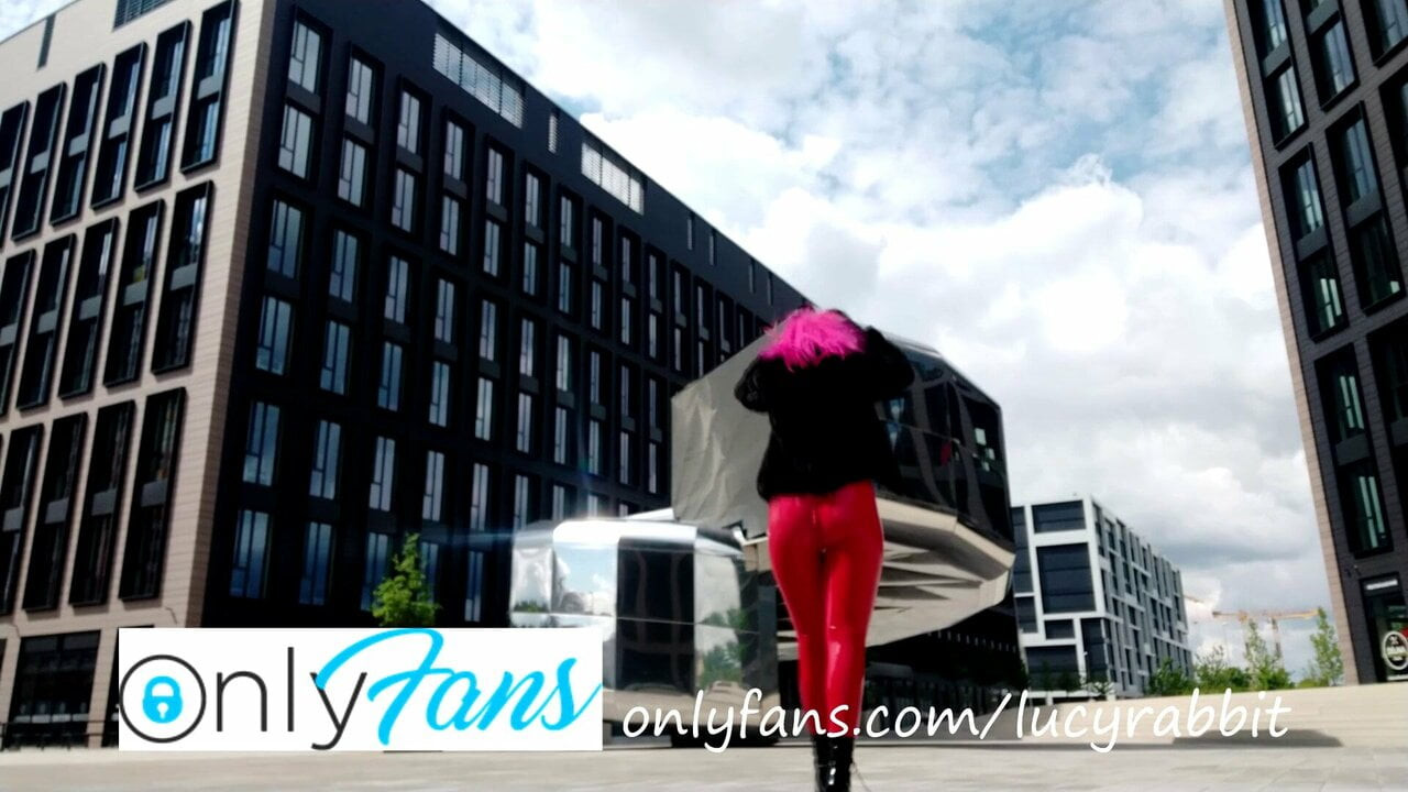 Fotoğraf çekiminden sahne arkası videosu - şeffaf kırmızı catsuit