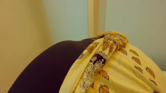 Suudi orta yaşlı seksi kadın büyük göt ve büyük memeli üvey anne üvey oğluna otelde tam gün seks yaparak yardım ediyor