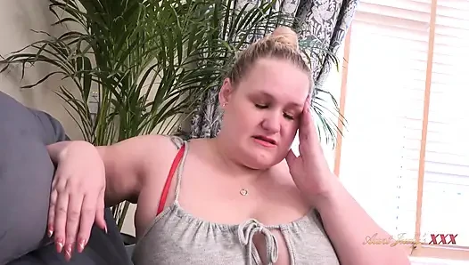 Auntjudysxxx - tombul büyük memeli üvey annen Becky evi temizlerken seni yakalıyor
