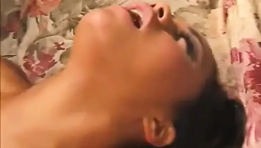 Oyuncu kız arkadaşının odasında iyi siyah amcığını yalıyor ve sikiyor