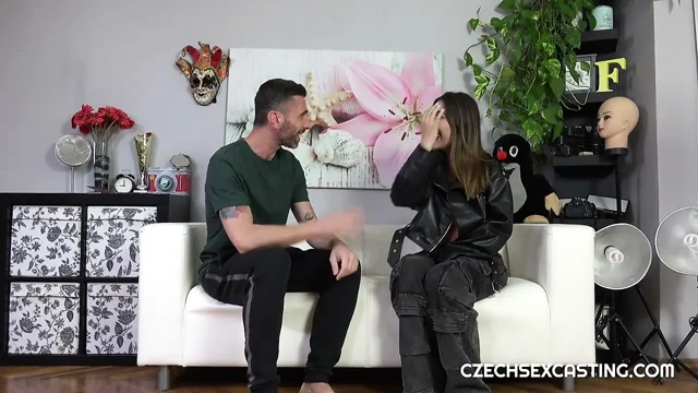 Seksi iri göğüslü İtalyan kadın sert yarakları seviyor