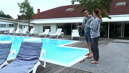 Azgın sikişen genç kız yüzme havuzunda büyük yarağa biniyor