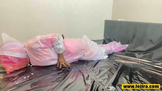 Fejira com - kadının zincirlerine sarılmış çok katmanlı plastik yağmurluk