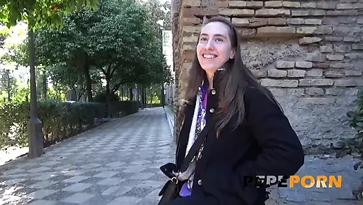 Daha 18 yaşında, ilk pornosunu istiyor. Bebek gibi kız Pepeporn'da bekaretini kaybediyor