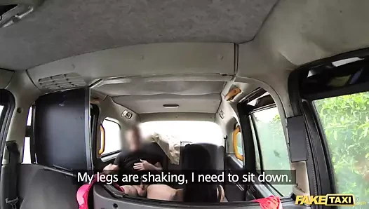 Sahte taksi yüksek topuklu ve seksi oral seks dudaklar