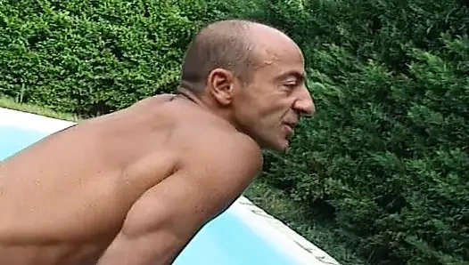 Seksi Fransız kızlar açık havada üçlü seks yapıyor