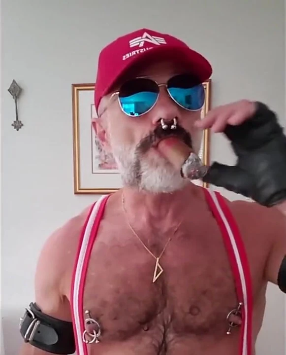 Sigara içen Baba Singlet'ta