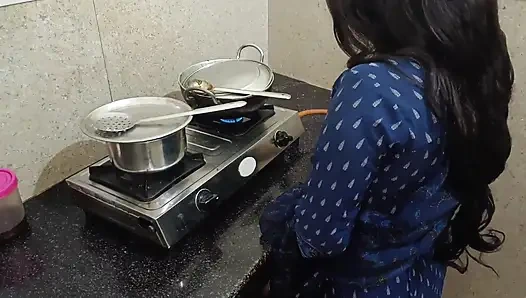 18 yers yaşlı hizmetçi erkek arkadaşıyla ilk kez anal sikişiyor ve net Hintçe seste ağzına yarak emiyor