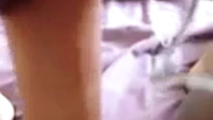 Afrikalı kadın oynuyor.