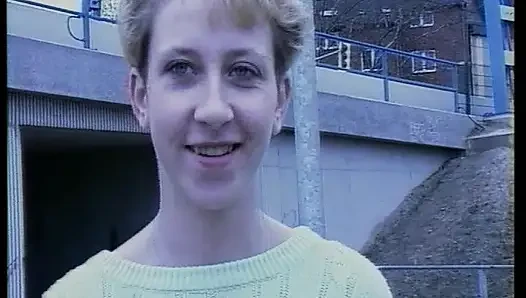Tamamen doğal Alman bebek büyük bir dildoyla oynuyor