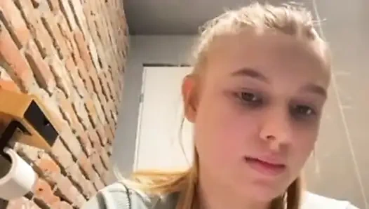 Halkın içinde çıplak. Vibratörle ateşli vücut boşalması. Büyük göt teşhiri. Bakire amcığı parmaklıyor