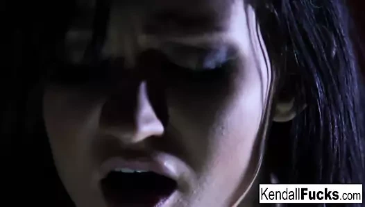 Kendall onu kedi ıslakken çok fazla eğleniyor