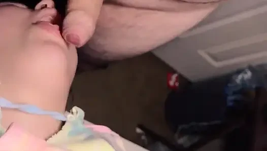 Ev hanımı baş aşağı yarakla öğürüyor, yatağın kenarında emiyor ve diline ateşli boşalma!