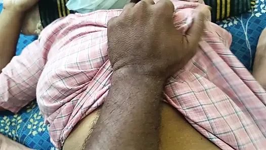 Evli kadınlar ve üvey kız kardeşi yatakta üçlü seks yapıyor