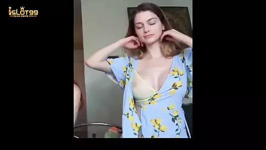 Cewek Berpentil merah bikin pengen di gigitin