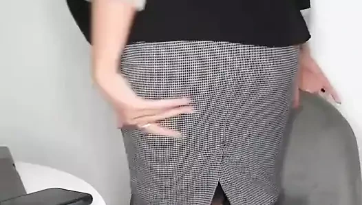 Pazar boşalma günü! Beni ofiste porno izlerken yakalıyor ve kendimi boşaltırken izlemene izin veriyorum!