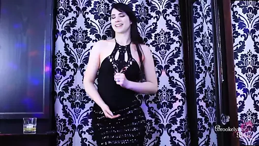 Odanın karşısındaki sevimli kız için mastürbasyon