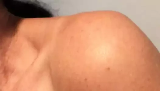 Kocanın arkadaşlarının horozuyla öpüşme ve oynama