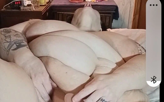 Büyük göğüslerimi bir bilyeye bağlamak ve ona sert yarağını vermek istiyorsun