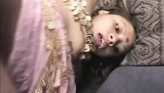 Yarı Hintli yarı Fransız bebek üçlü grup sekste iki biniyor