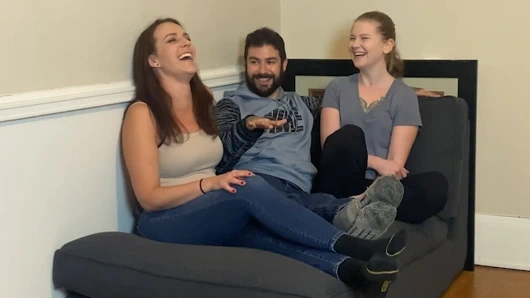 Bir striptiz 5 parmak aşağı bu şanslı adama çifte sakso çekiyor