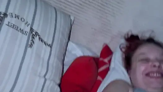 Alman oda arkadaşı ıslanıyor ve sırılsıklam oluyor