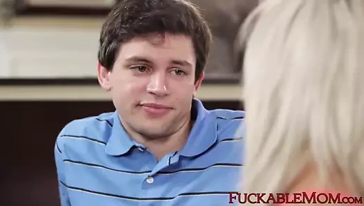 Nina elle kabaca onu kedi çivi için ona genç sevgilisi yalvarır