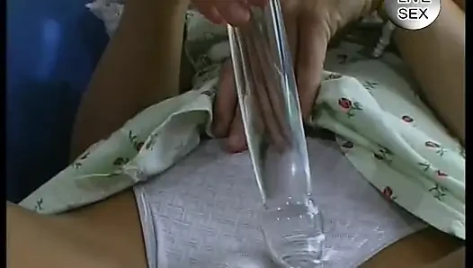İri göğüslü sarışın amcık tek başına külot fetişi içinde dildo yapıyor