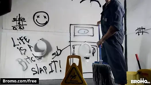 umumi tuvalette iki erkek dövmeli dudes ile pisuar seks