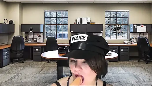 Polis memuru tutuklanan yarağı emiyor