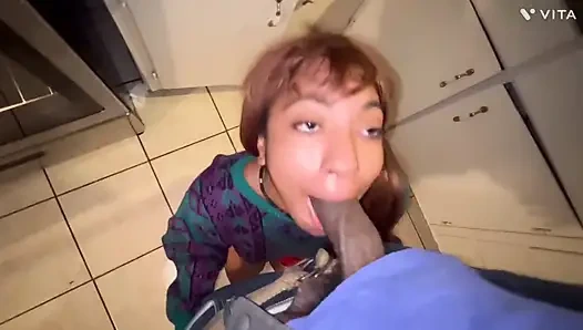 Onu hentai porno lol izlerken yakaladım, bu yüzden Noel sikişinde mastürbasyon yapmak için götümü kullanmasına izin verdim