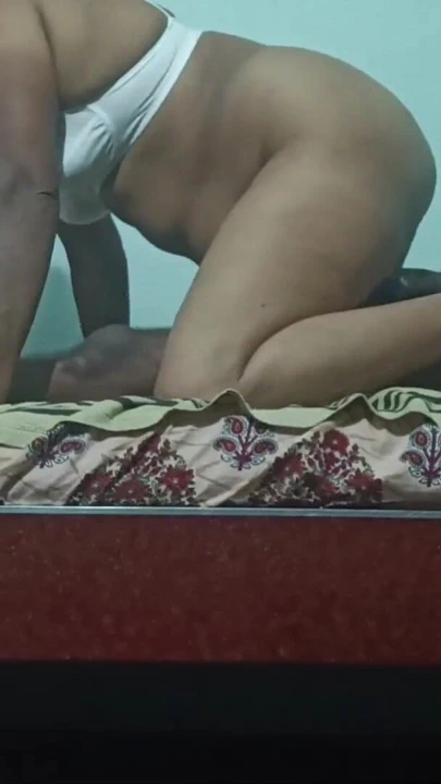 Hintli köylü evli kadın ve kocası numara yapıyor | Klip 1