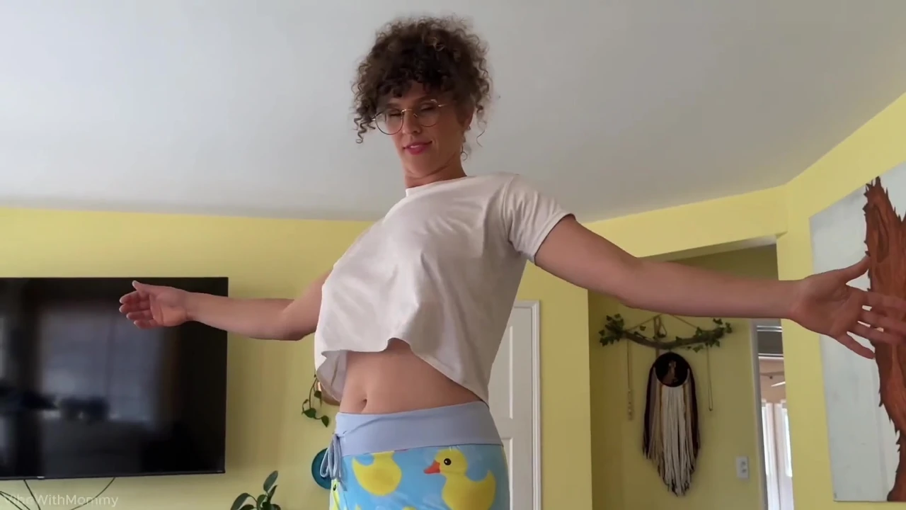 सौतेली मम्मी दिखाती है कि वह आपके दोस्त के सामने कितनी अश्लील है