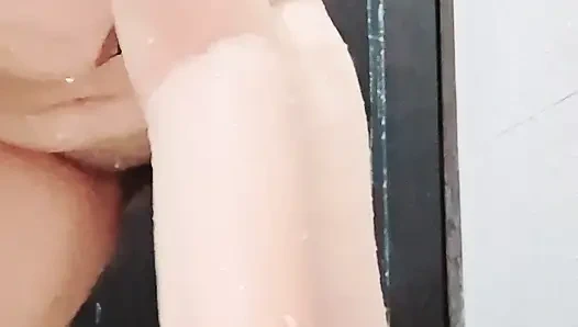 Caliente bhabhi lavando anal en el baño de repente viene