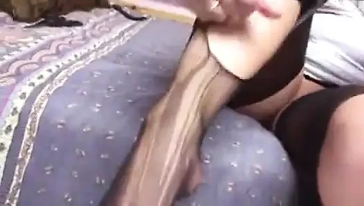 Seksi sarışın eğiliyor ve sıkı amını ve götünü gösteriyor