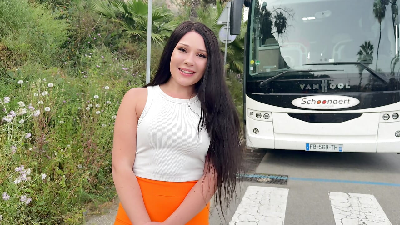 Sokakta Bir Tanrıçayla Tanışıyorum ve Onu Dışarıda Sevişiyorum - Lola Bratz