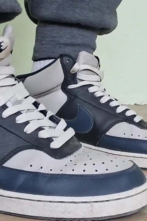 Ayaklarımda Nike ayakkabıları