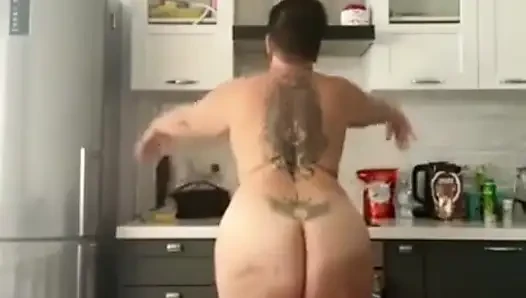 Seksi kıyafetlerle giyiniyor
